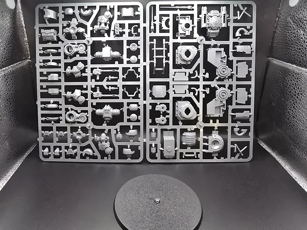 UM 1640 Space Marines Primaris Invictor Tactical Warsuit